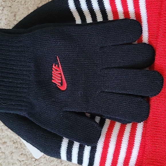 Hat and Glove Set - Picture 3 of 4